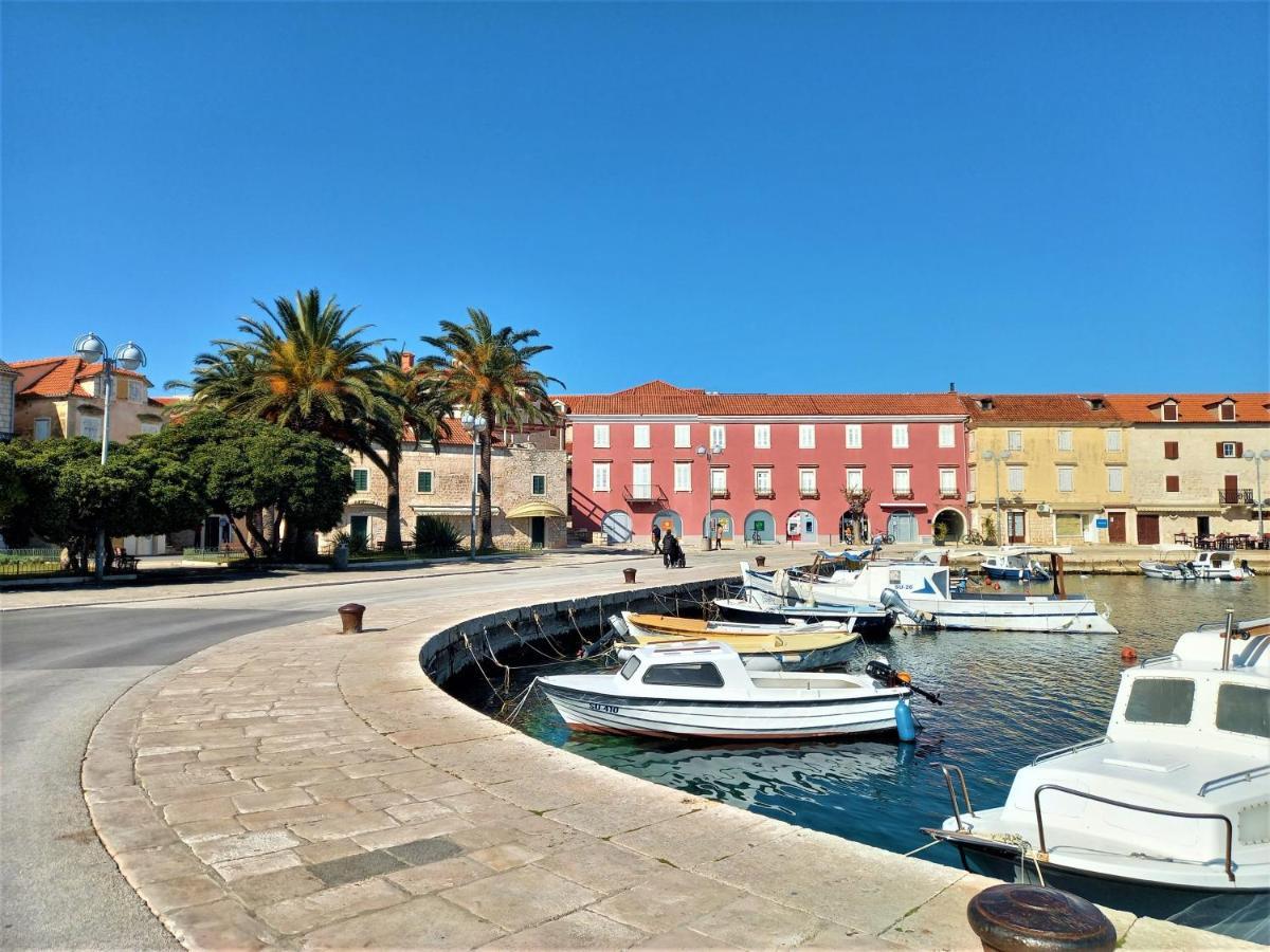 Apartment Megi In Supetar Historical Core Exterior foto